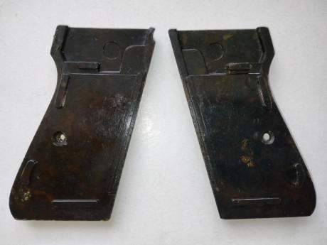 Hola, vendo una pareja de cachas originales en baquelita marron de la pistola Walther PP de las fabricadas 01