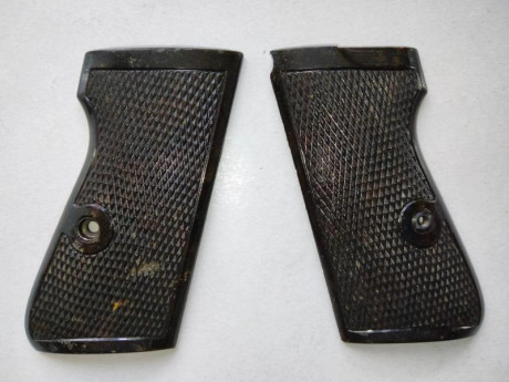 Hola, vendo una pareja de cachas originales en baquelita marron de la pistola Walther PP de las fabricadas 00