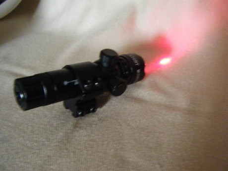 Puntero laser rojo “Armed Forces Laser Sight" con las abrazaderas para insertar en el correspondiente 02