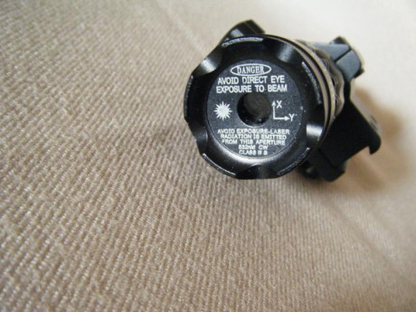 Puntero laser rojo “Armed Forces Laser Sight" con las abrazaderas para insertar en el correspondiente 00