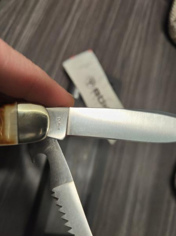Buenas compañeros!
Vendida, se puede cerrar.

Vendo esta navaja prácticamente nueva, acompaña estuche 12