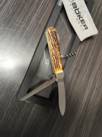 Buenas compañeros!
Vendida, se puede cerrar.

Vendo esta navaja prácticamente nueva, acompaña estuche 10