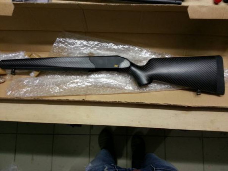Me ha llamado la atención que en el Blaser R93 Profesional el número del rifle viene en una carcasa metálica 142