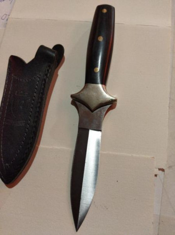 Vendo cuchillo crownng
Largo total 23 CTM
Hoja enteriza
440 Stanley
Precio 40€
Usado en buen estado 00