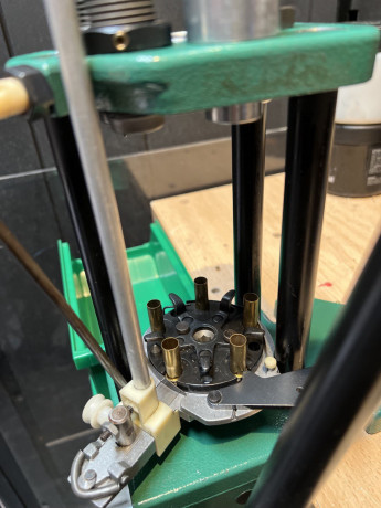 En venta prensa progresiva RCBS de 5 estaciones,  lleva shellplate para el 32s&w long  y los dies 02