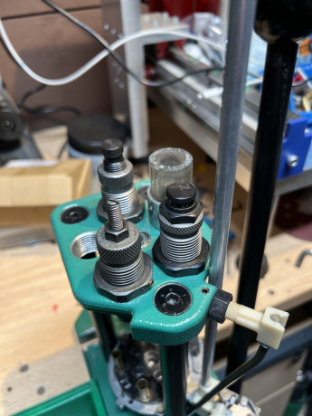 En venta prensa progresiva RCBS de 5 estaciones,  lleva shellplate para el 32s&w long  y los dies 00