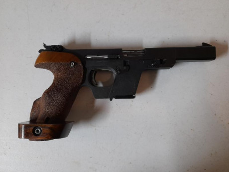 Vendo esta Walther OSP recamarada por armero al 22lr, de hecho esta guiada en F como 22lr.  Tiene mejorado 01