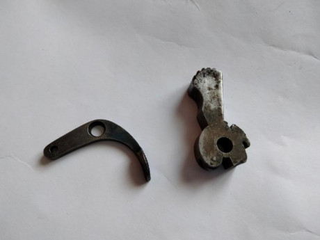 Hola , vendo para la pistola Campo Giro 2 piezas 
para la 1913-16 se componen de aleta reten del cargador 00