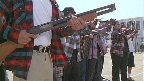 Compañeros,

En vista de las ganas de algunos (Elcafe, Wilcow, Vrakk, etc) por adivinar armas de películas 140