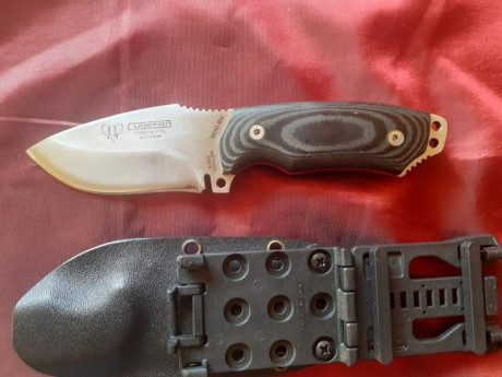 Vendo este pequeño/gran cuchillo de acero Bohler N-695 incluidos su funda Kydex y su cierre Tech Lock.
Micarta 02
