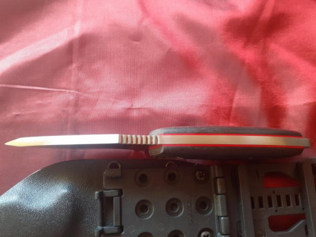 Vendo este pequeño/gran cuchillo de acero Bohler N-695 incluidos su funda Kydex y su cierre Tech Lock.
Micarta 00