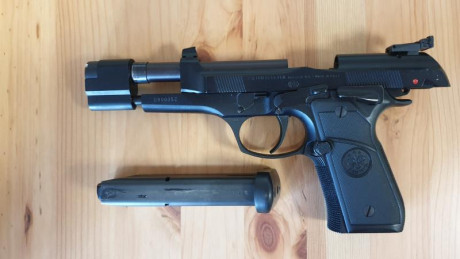 Muy pocos disparos. Simple acción para tiro de precisión. El arma está impecable con maletín original 01