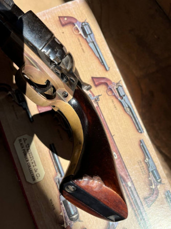 Hola, 

vendo Colt 1860 del 44 de Uberti que nunca ha disparado con su caja original.

Prefiero trato 11