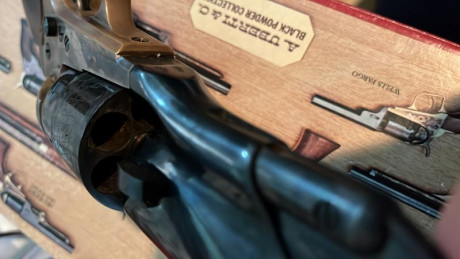 Hola, 

vendo Colt 1860 del 44 de Uberti que nunca ha disparado con su caja original.

Prefiero trato 21