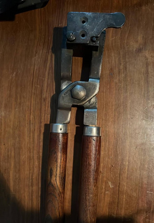 Hola, 

vendo turquesa Lyman para 38/357 de 147grain con tenaza RCBS.


Un saludo 11