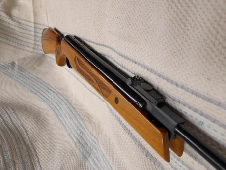 Vendo carabina Cometa Fenix 400 calibre 5,5. Era una Galaxy y se le ha puesto la culata premier de nogal. 42