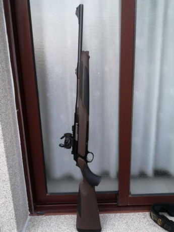 Un amigo que quiere quitar equipos vende este Sauer 303 calibre 9,3*62 en buen estado.
Lleva montado un 01