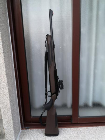 Un amigo que quiere quitar equipos vende este Sauer 303 calibre 9,3*62 en buen estado.
Lleva montado un 00