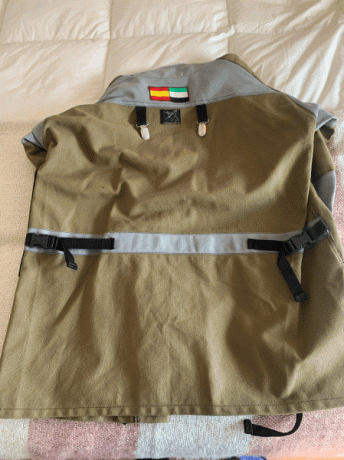Vendo chaqueta Tiro completamente nueva, no se ha utilizado nunca, la talla es entre L y Xl, su precio 02