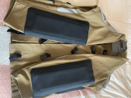 Vendo chaqueta Tiro completamente nueva, no se ha utilizado nunca, la talla es entre L y Xl, su precio 01