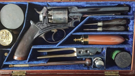 Vendo Revólver de Avancarga Marca Deane & Son calibre 45. El estuche está completo con todos sus accesorios 00