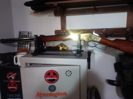 Uberti  Yellow Boy con  cañón largo octogonal, calibre 44-40.
Está literalmente nuevo, sólo estrenado.
De 02
