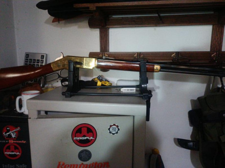 Uberti  Yellow Boy con  cañón largo octogonal, calibre 44-40.
Está literalmente nuevo, sólo estrenado.
De 01