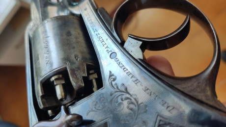 Vendo Revólver de Avancarga Marca Deane & Son calibre 45. El estuche está completo con todos sus accesorios 22