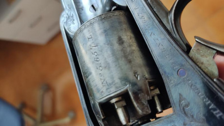 Vendo Revólver de Avancarga Marca Deane & Son calibre 45. El estuche está completo con todos sus accesorios 21