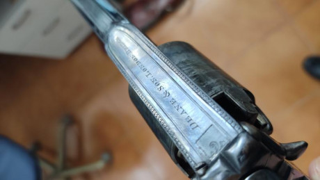 Vendo Revólver de Avancarga Marca Deane & Son calibre 45. El estuche está completo con todos sus accesorios 20