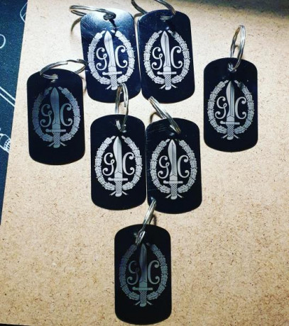Se hacen llaveros personalizados, en madera o aluminio, para tu bolsa, mochila o funda de tiro.
El precio 02
