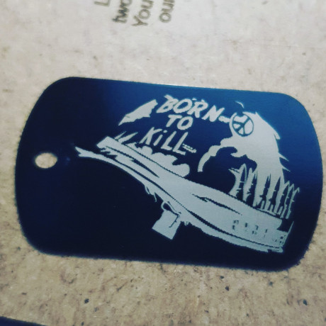 Se hacen llaveros personalizados, en madera o aluminio, para tu bolsa, mochila o funda de tiro.
El precio 01