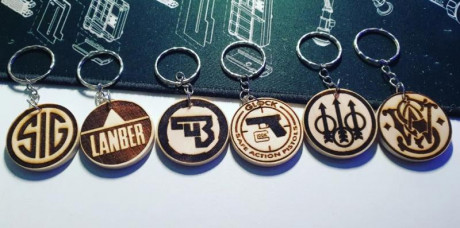 Se hacen llaveros personalizados, en madera o aluminio, para tu bolsa, mochila o funda de tiro.
El precio 00