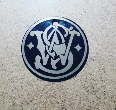 Se hacen llaveros personalizados, en madera o aluminio, para tu bolsa, mochila o funda de tiro.
El precio 11