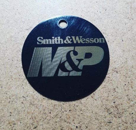 Se hacen llaveros personalizados, en madera o aluminio, para tu bolsa, mochila o funda de tiro.
El precio 10
