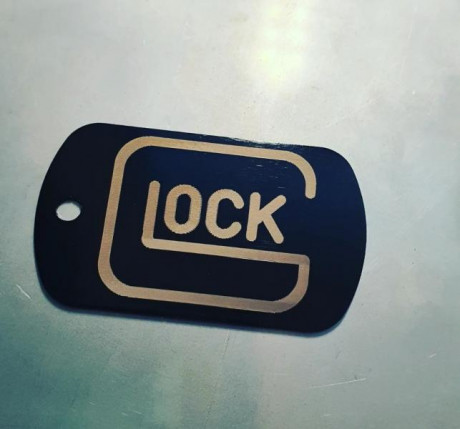 Se hacen llaveros personalizados, en madera o aluminio, para tu bolsa, mochila o funda de tiro.
El precio 20