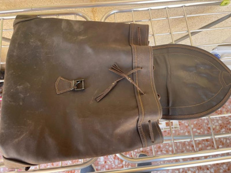 Sacando ropa y enseres para la nueva temporada de caza, he encontrado este zurron de piel, marca EL CORZO, 02
