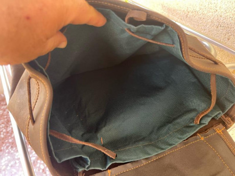 Sacando ropa y enseres para la nueva temporada de caza, he encontrado este zurron de piel, marca EL CORZO, 01