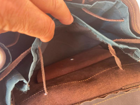 Sacando ropa y enseres para la nueva temporada de caza, he encontrado este zurron de piel, marca EL CORZO, 00