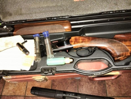 vendo esta beretta black edition con b-fast y choques briley , la escopeta tiene menos de 2000 tiros , 20