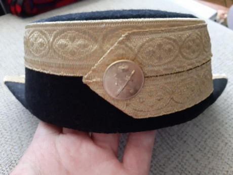 Vendo tricornio de gala de la Guardia Civil en perfecto estado. No viene la talla pero es pequeña. 60€ 12