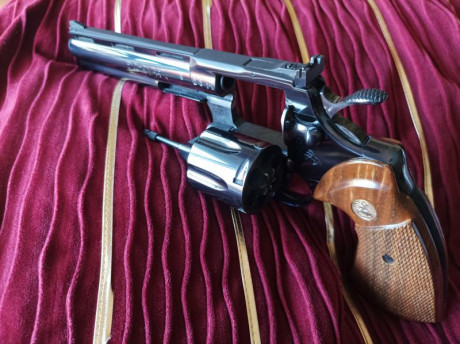 Vendo magnífico revólver Colt Phyton en .357 Magnum. de 6 pulgadas de cañón.
El revólver está impecable 02