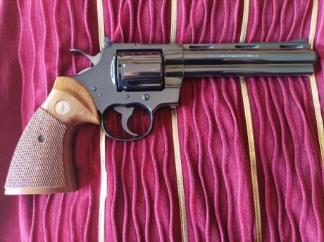 Vendo magnífico revólver Colt Phyton en .357 Magnum. de 6 pulgadas de cañón.
El revólver está impecable 01