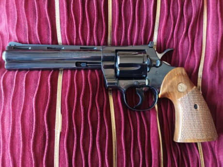 Vendo magnífico revólver Colt Phyton en .357 Magnum. de 6 pulgadas de cañón.
El revólver está impecable 00