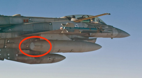 Hace tiempo que me sorprendió que los F16 llevasen los  AMRAAM en las puntas alares y los SIDEWINDER en 21