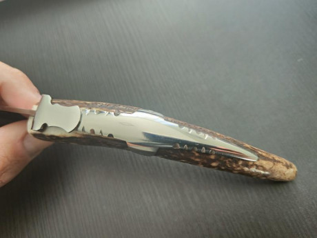 Navaja Juan Luis Vergara Ciervo, hoja  9cm pulida en 14c28n.
Precio 45€ enviada península.

Vendida se 02
