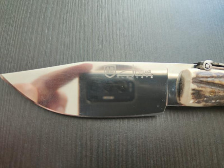 Navaja Juan Luis Vergara Ciervo, hoja  9cm pulida en 14c28n.
Precio 45€ enviada península.

Vendida se 01