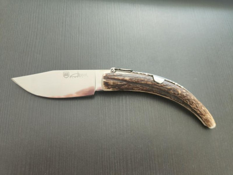 Navaja Juan Luis Vergara Ciervo, hoja  9cm pulida en 14c28n.
Precio 45€ enviada península.

Vendida se 00