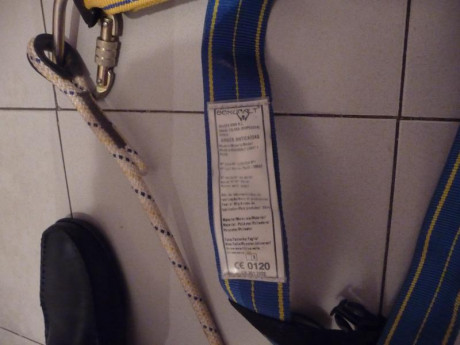 Arnés de cuerpo entero de la marca Securalt. Incorpora eslinga y dos mosquetones de seguridad. Utilizado 01