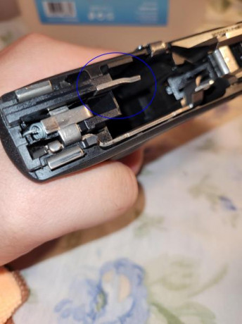 Buenos días compis del metal; 

Una ayuda rápida. Me da la impresión de que el eyector de mi Glock 19 01